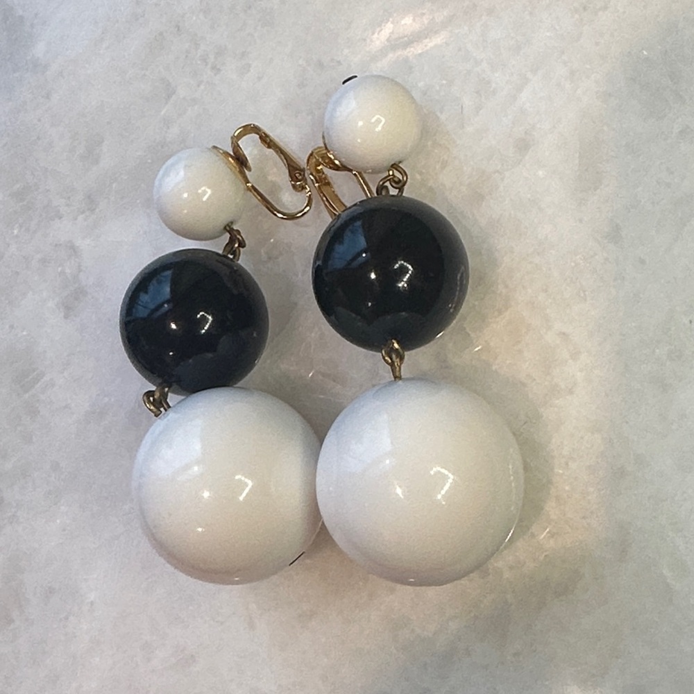 Vintage Black & White Lucite Ball Drop Clip-On Earrings – Mod Statement